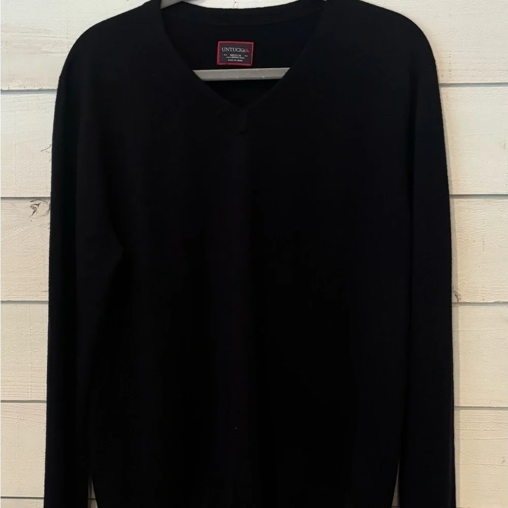 UNTUCKit  Sweater Men's Medium 100% Merino Wool Navy V Neck Long Sleeve Pullover
